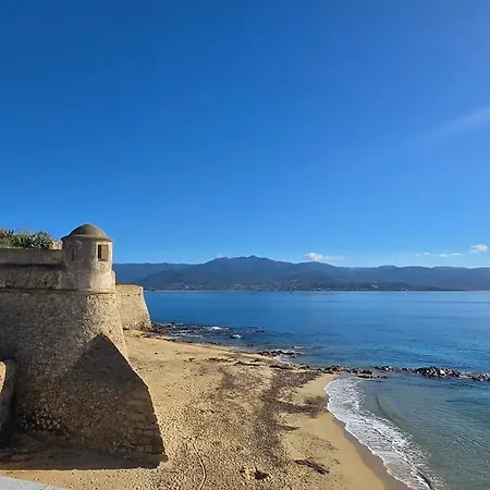 Superbe T2 Avec Balcons, Vieux Port, Hyper Centre Ajaccio *