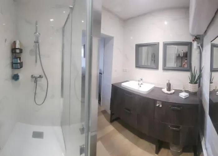 Superbe T2 Avec Balcons, Vieux Port, Hyper Centre Daire *