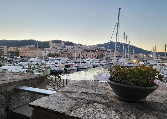 Daire Superbe T2 Avec Balcons, Vieux Port, Hyper Centre Ajaccio (Corsica)